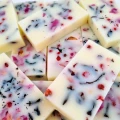 Biały naturalny wosk sojowy Czekolada na gorąco 100g zatopione goździki płatki kwiatów czerwony pieprz Mydliszka
